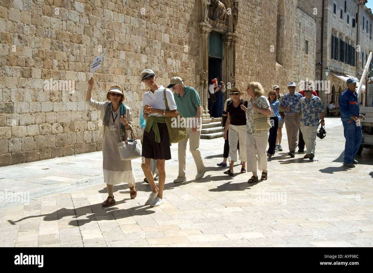 Un guide touristique avec son parti à Dubrovnik Banque D'Images