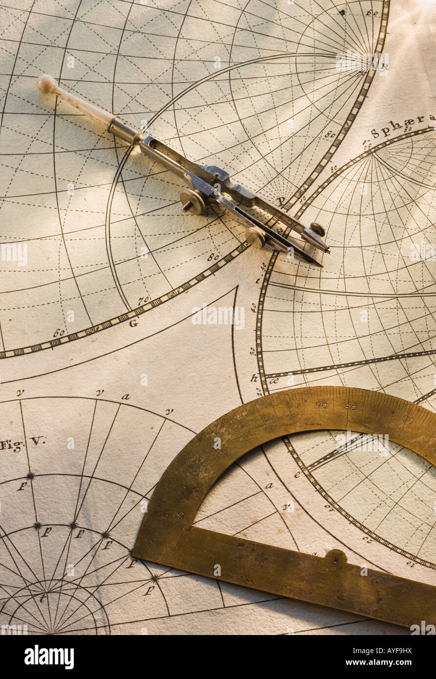Rapporteur et un compas de rédaction sur carte antique Banque D'Images