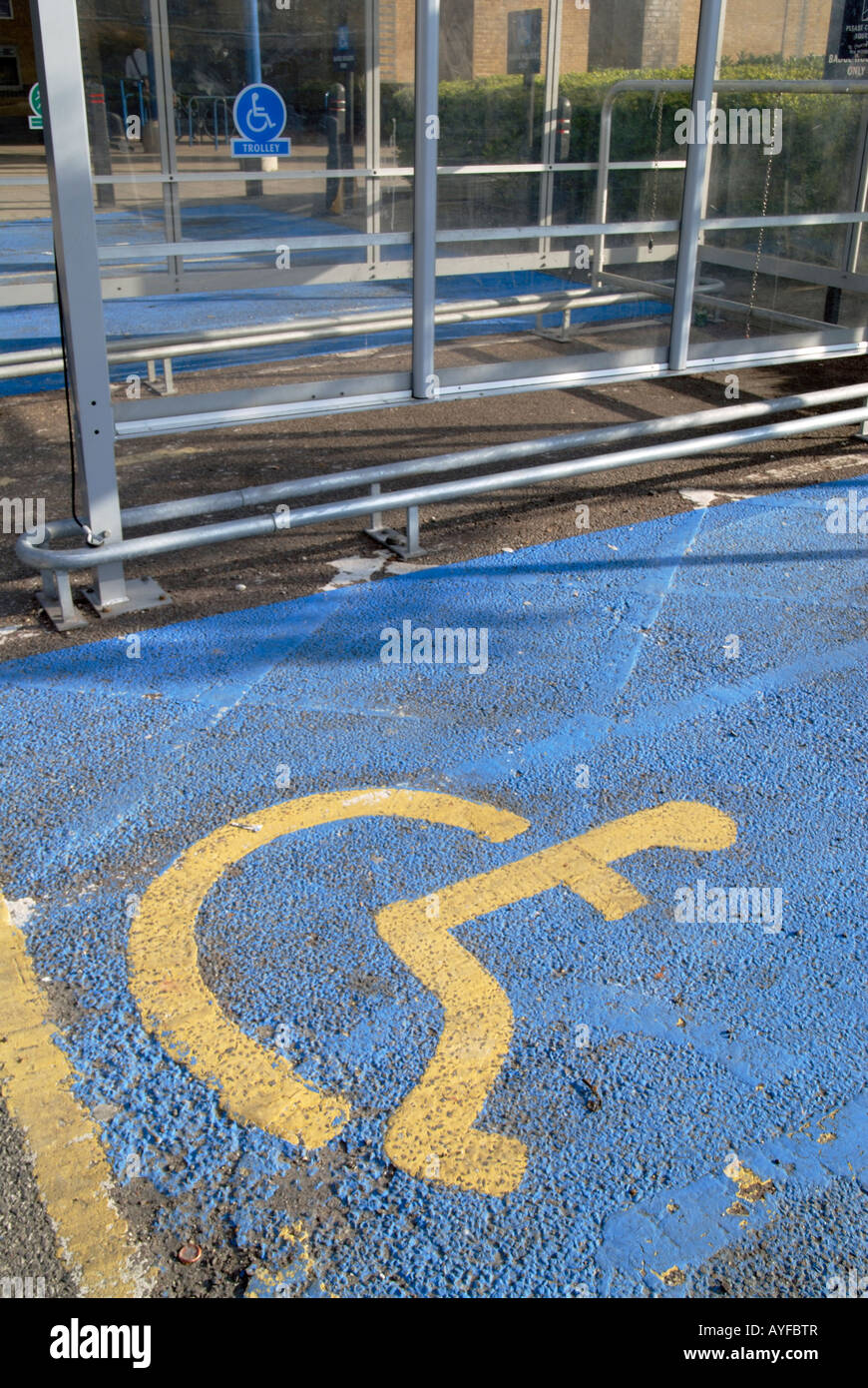 Royaume-uni - ACCESSIBLE AUX PERSONNES À MOBILITÉ DES CLIENTS DANS LE PARKING du supermarché Morrisons, Camden, Londres Photo © Julio Etchart Banque D'Images