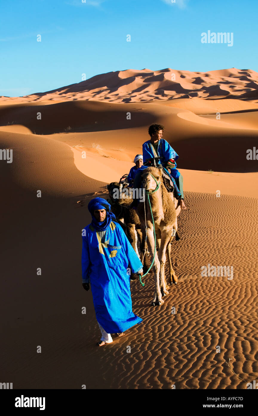 Touareg gens homme habillé en robe bleu traditionnel à chameau dans le désert du Sahara, l'Erg Chebbi Maroc parution Modèle Banque D'Images