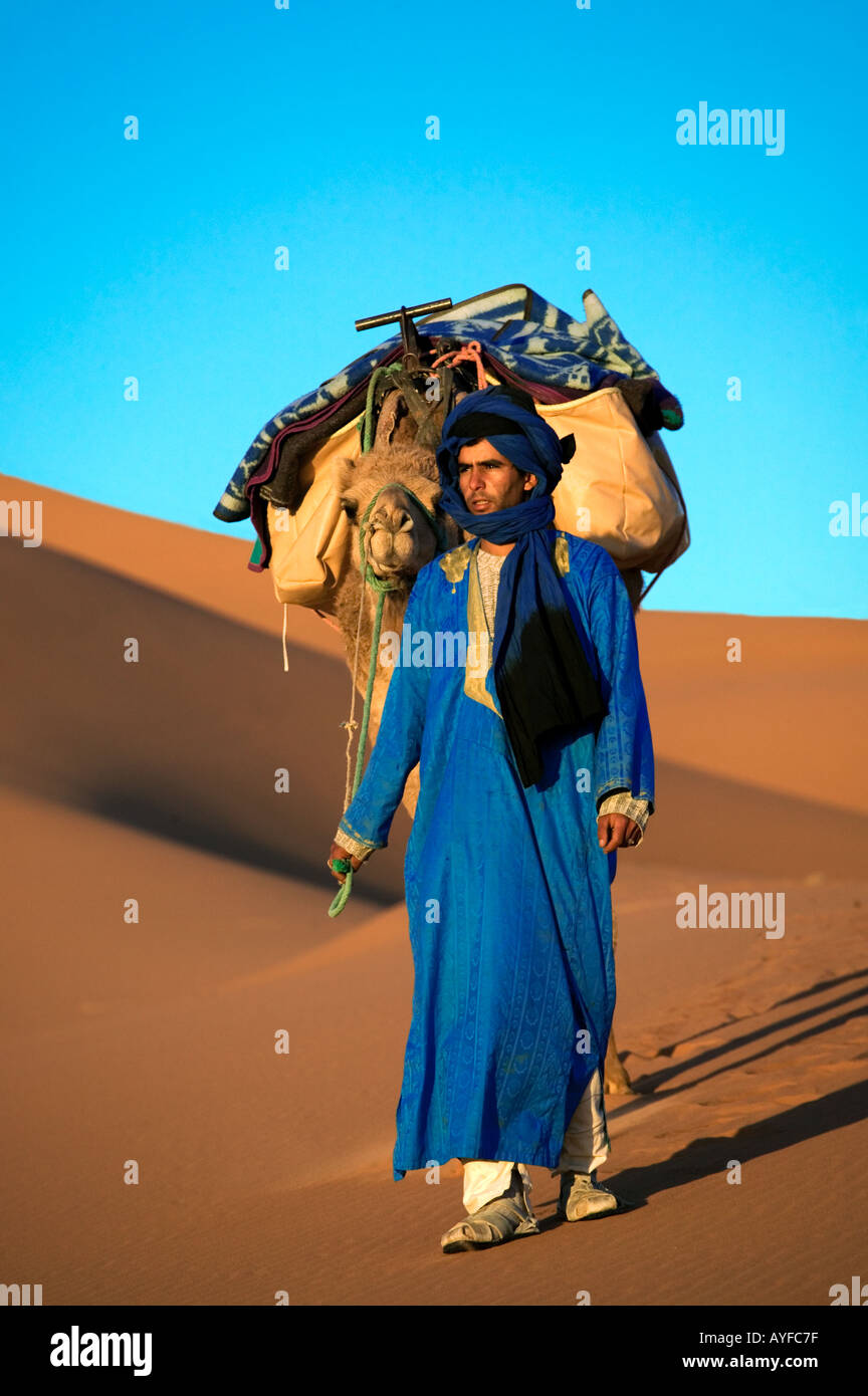 Touareg gens homme habillé en robe bleu traditionnel à chameau dans le désert du Sahara, l'Erg Chebbi Maroc parution Modèle Banque D'Images