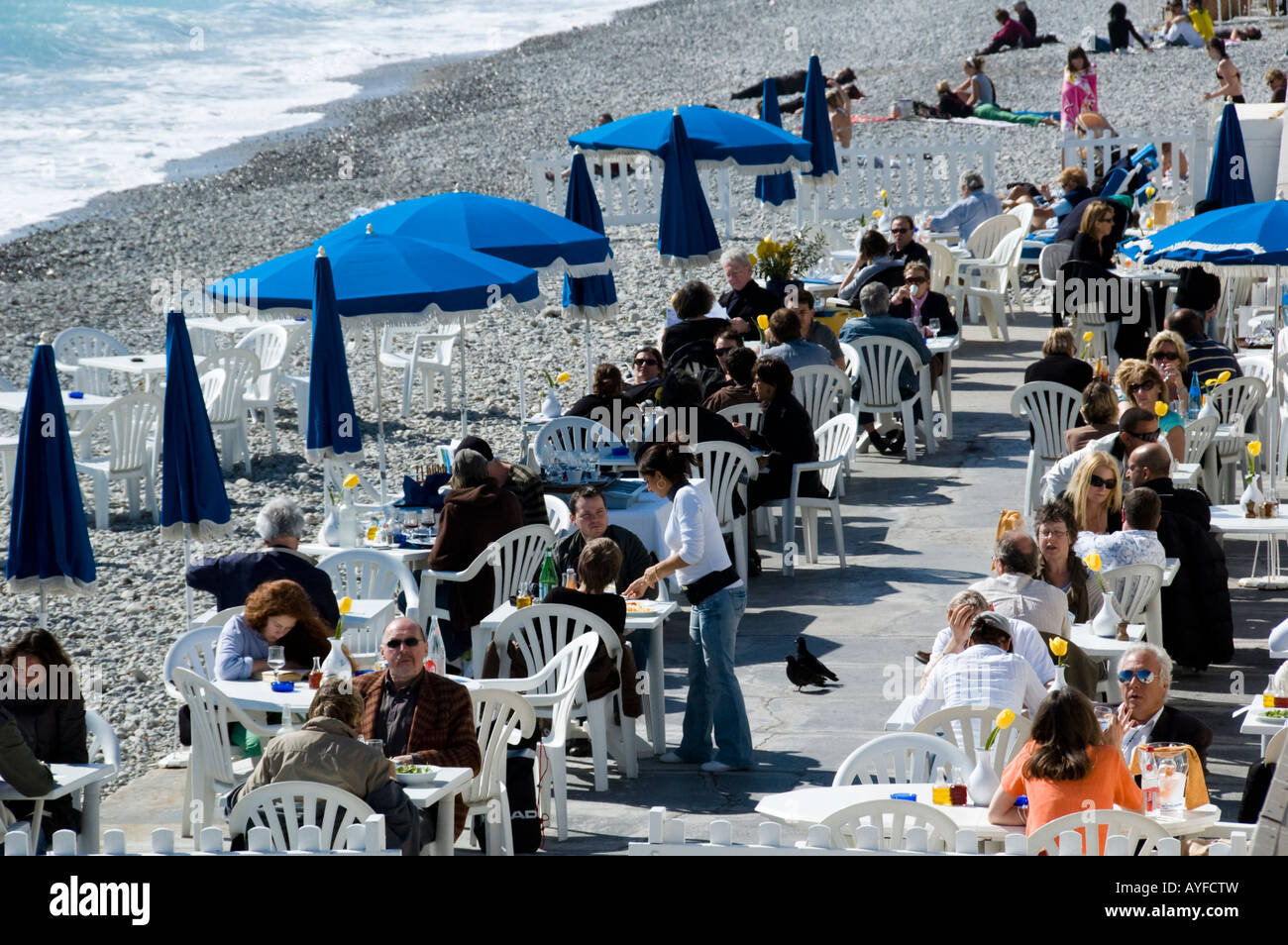 Un restaurant sur la plage de Nice, en France Banque D'Images