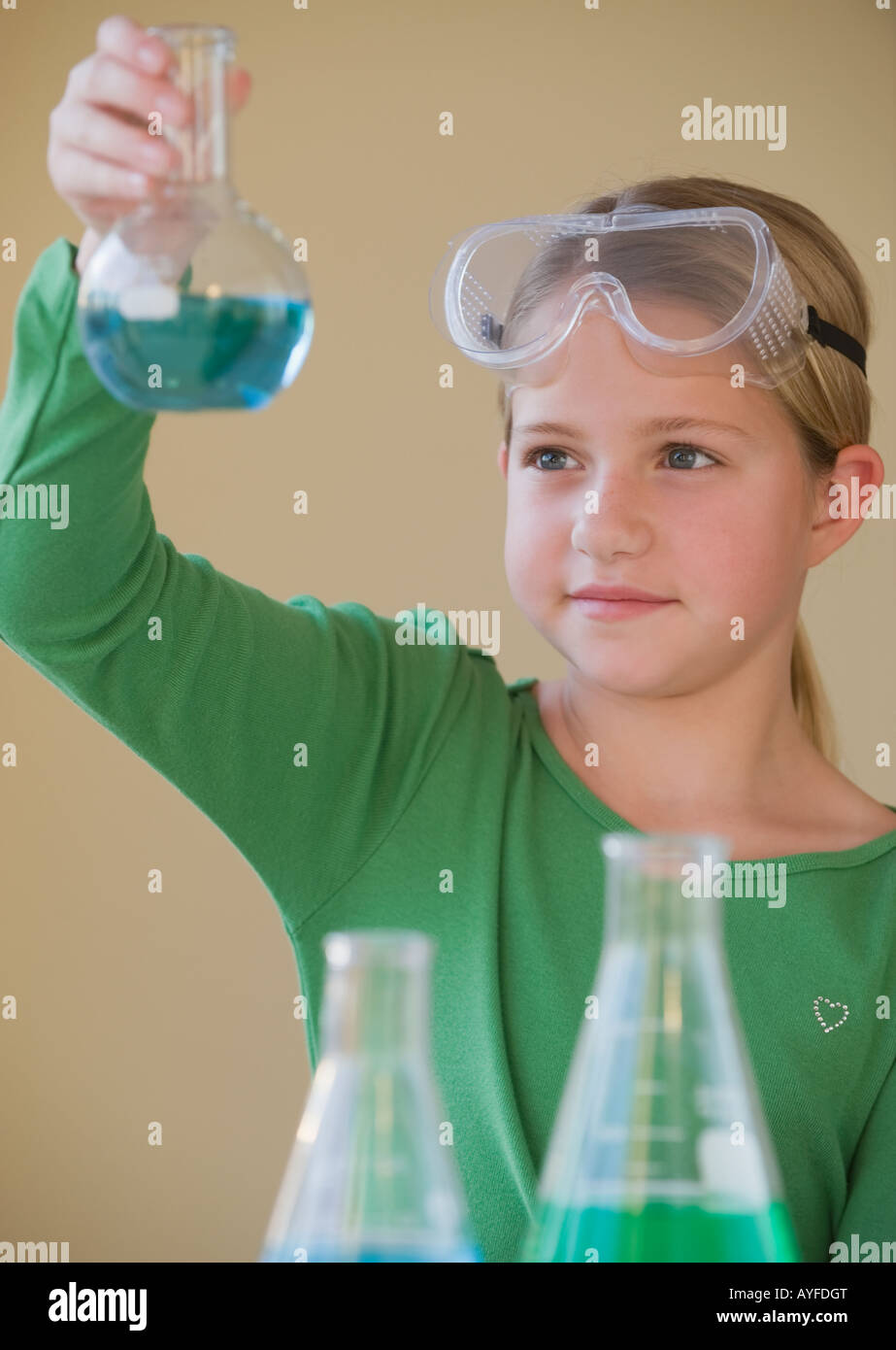 Fille dans la classe de sciences à bécher à Banque D'Images