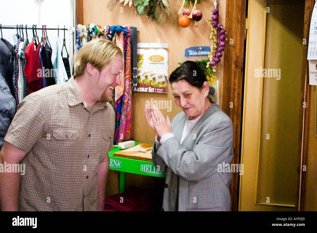 L'achat de la clientèle d'image dans timide commis de minuscules vêtements typiques utilisés polonais boutique. Le Centre de la Pologne Lodz Banque D'Images