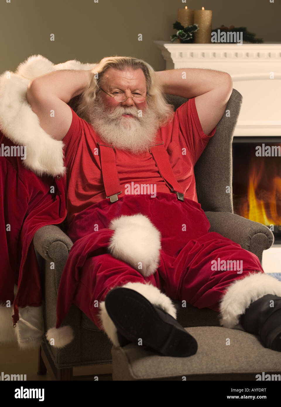 Santa Claus relaxing in armchair Banque D'Images