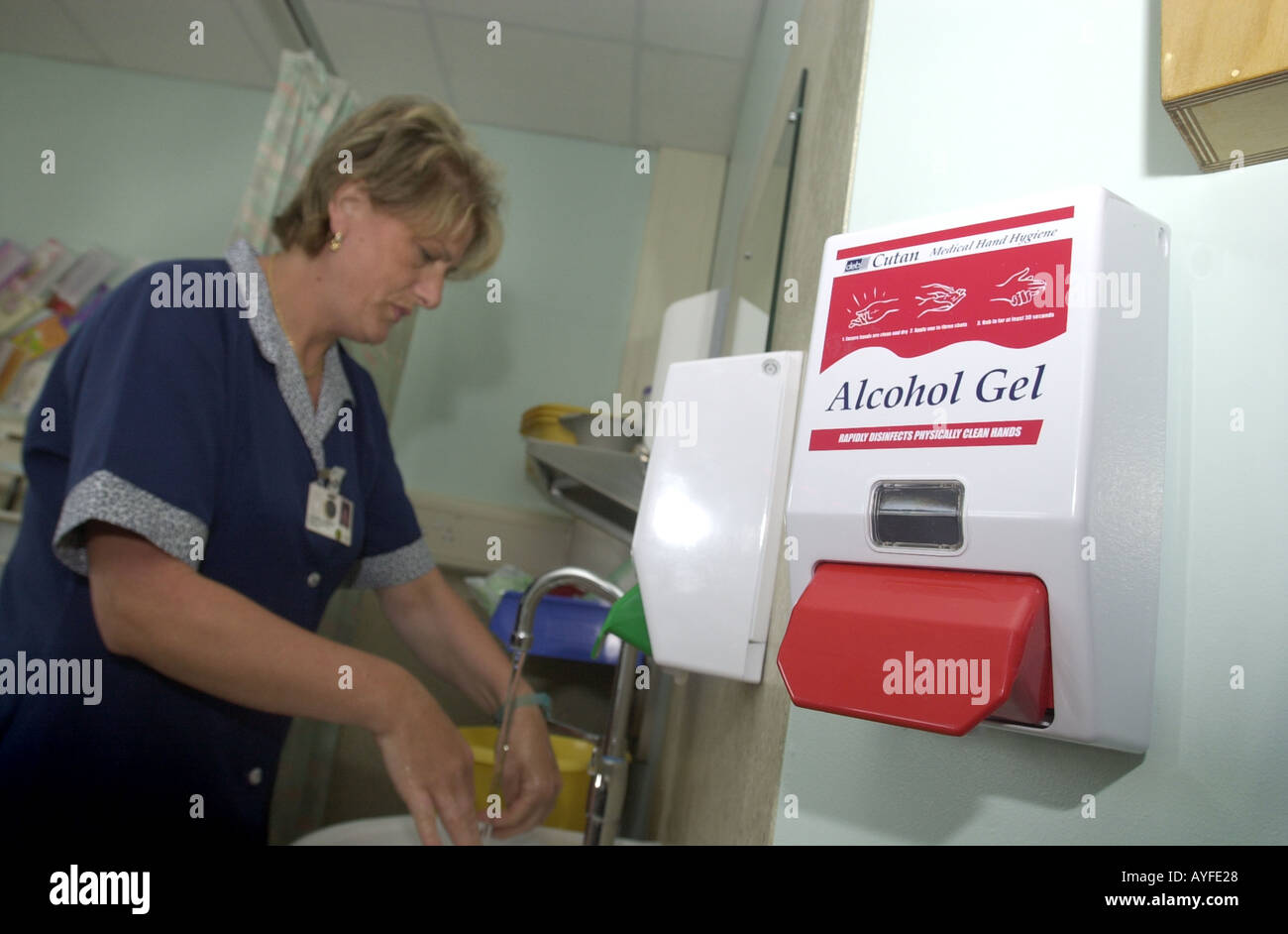 Se laver les mains dans un hôpital UK Banque D'Images