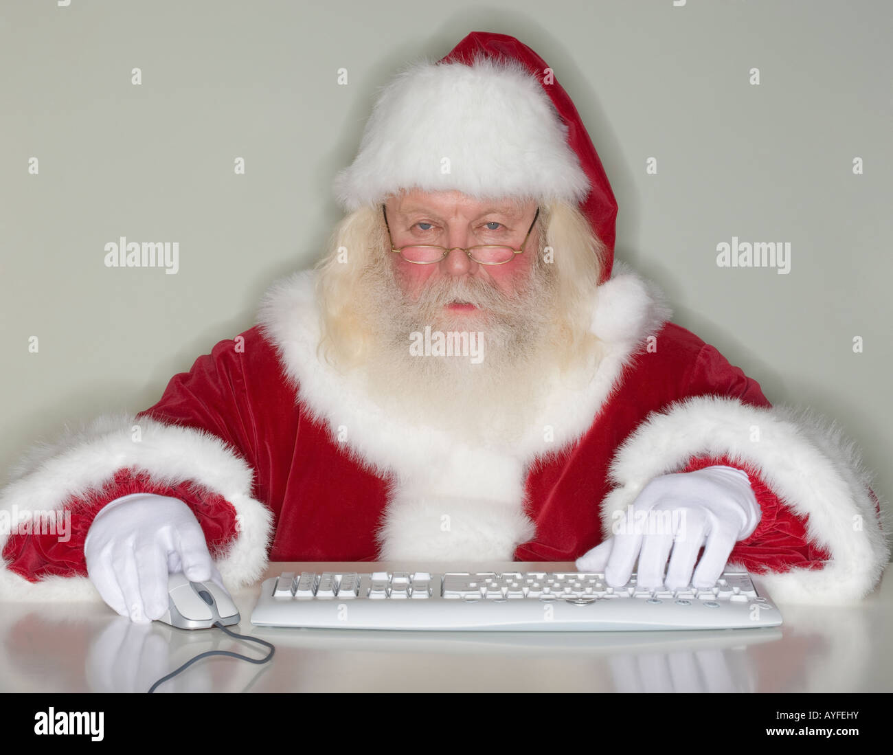 Santa Claus typing on computer Banque D'Images