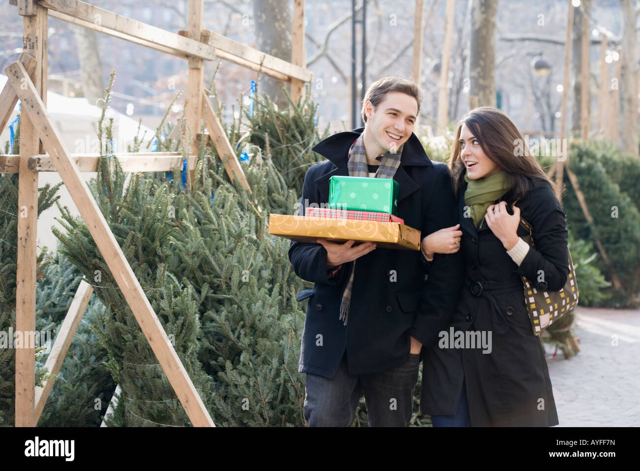 Couple shopping pour les arbres de Noël Banque D'Images