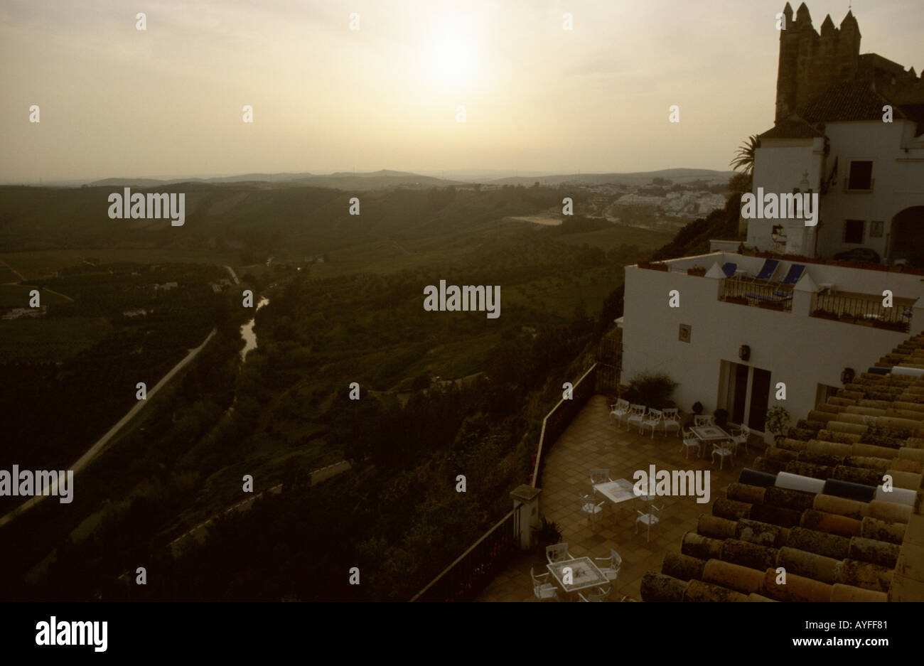 Voir à Arcos de la Frontera avec vue sur la vallée fertile vert Banque D'Images