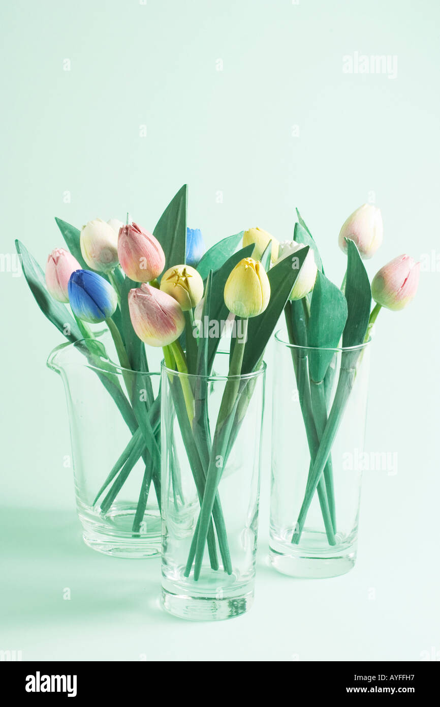 Tulipes en bois en vases de verre Banque D'Images