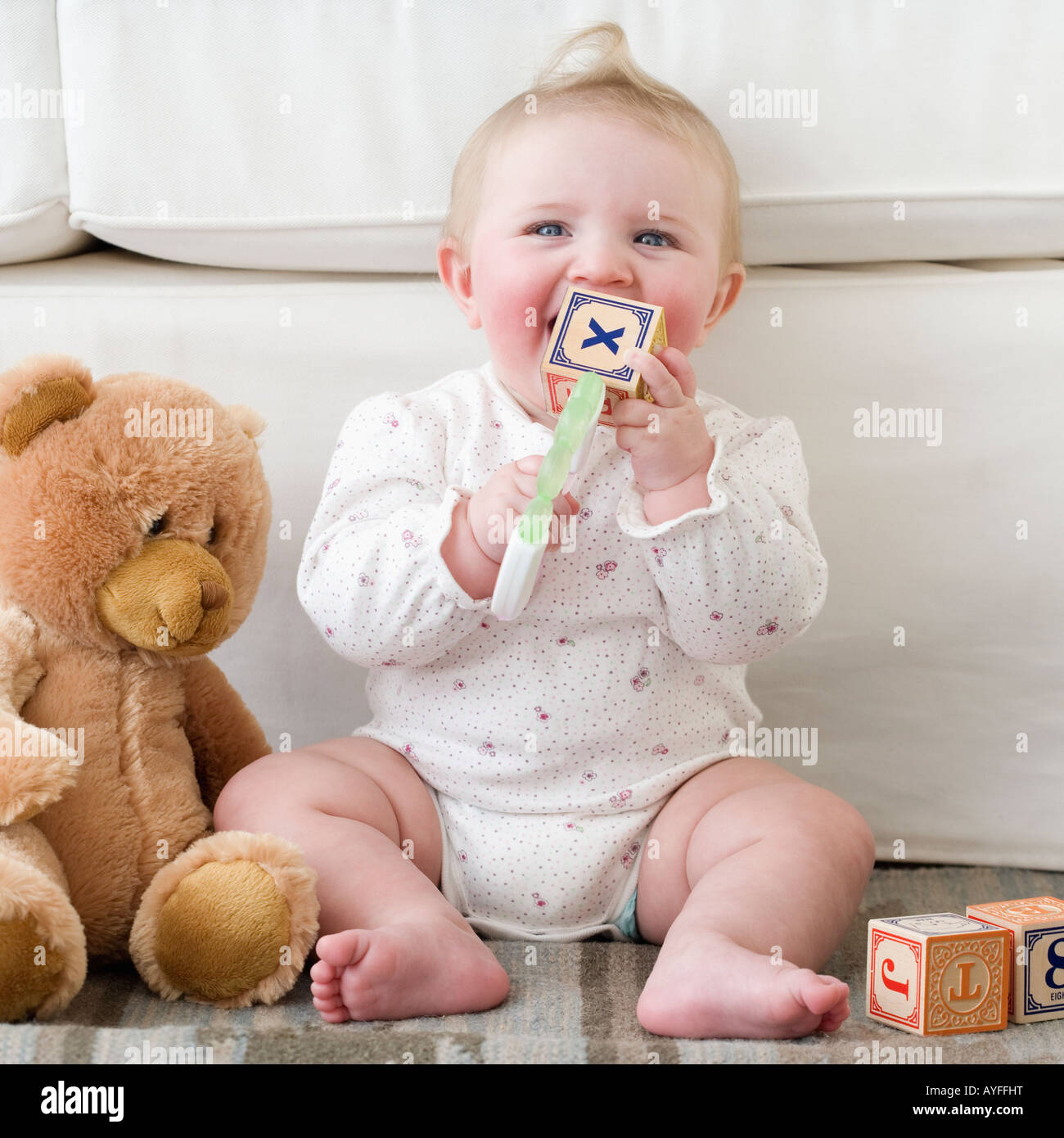 Bébé jouant avec alphabet blocks Banque D'Images