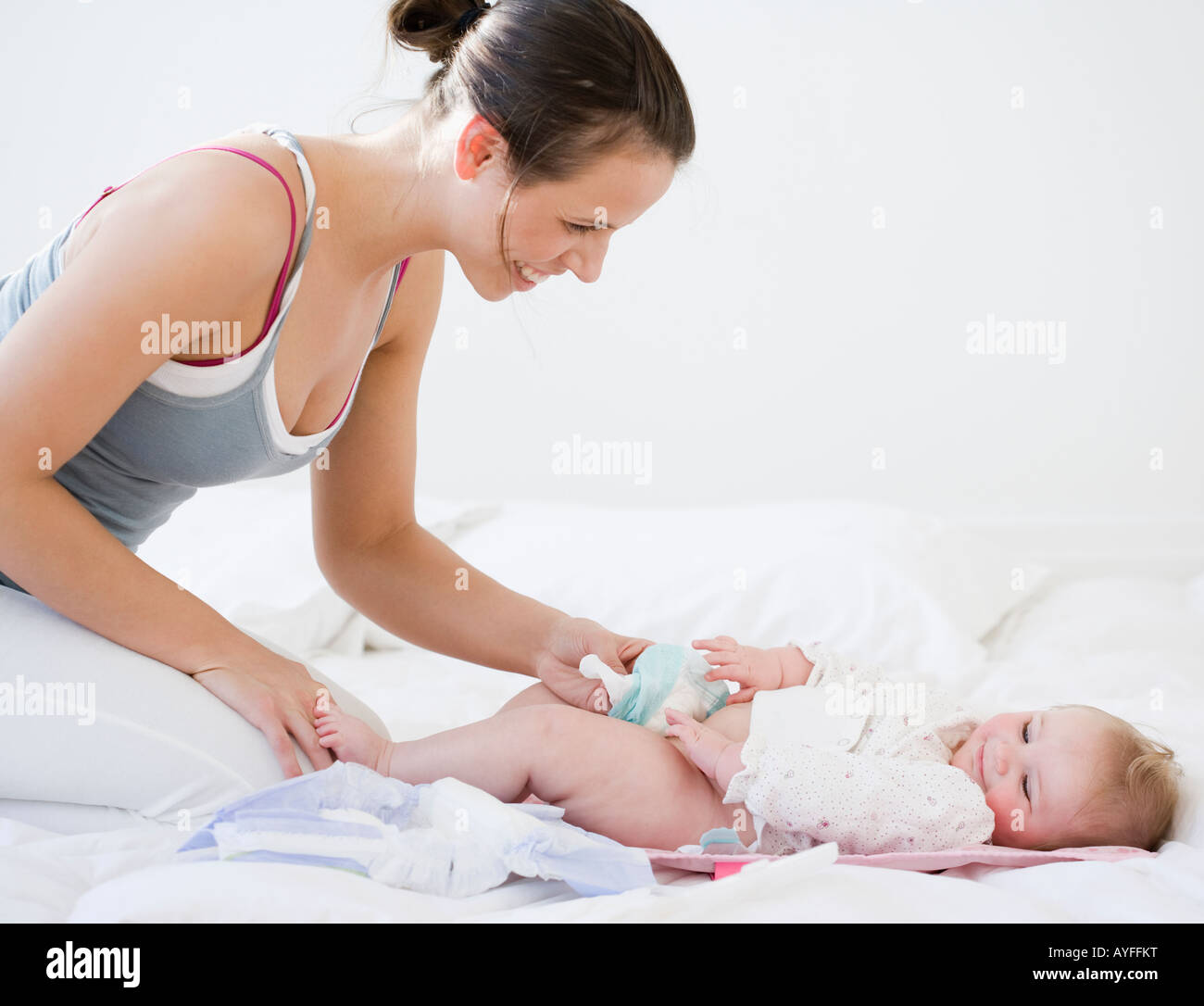 Mère de changer la couche de bébé Photo Stock Alamy