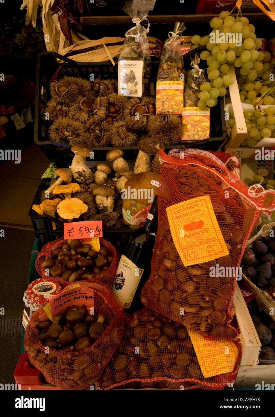 Produire de l'automne en vente sur stall à Cortina d Ampezzo Dolomites italiennes comprend chesnuts ceps vin de fruits etc Banque D'Images