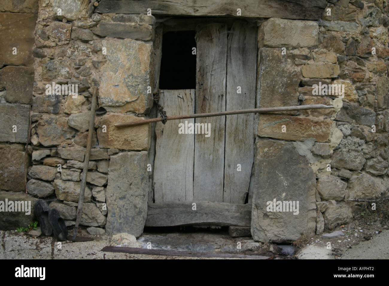 Une grange avec porte à l'extérieur dans le sabots Cordillera Cantabrica, Cantabria, ESPAGNE Banque D'Images