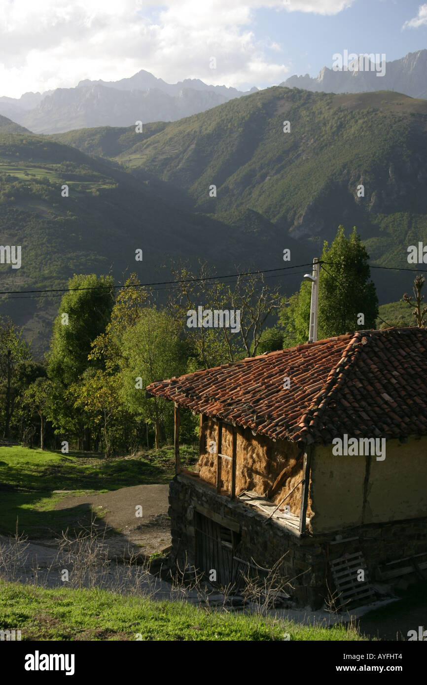 Une grange sur le terrain dans la cordillère Cantabrique, Espagne Banque D'Images