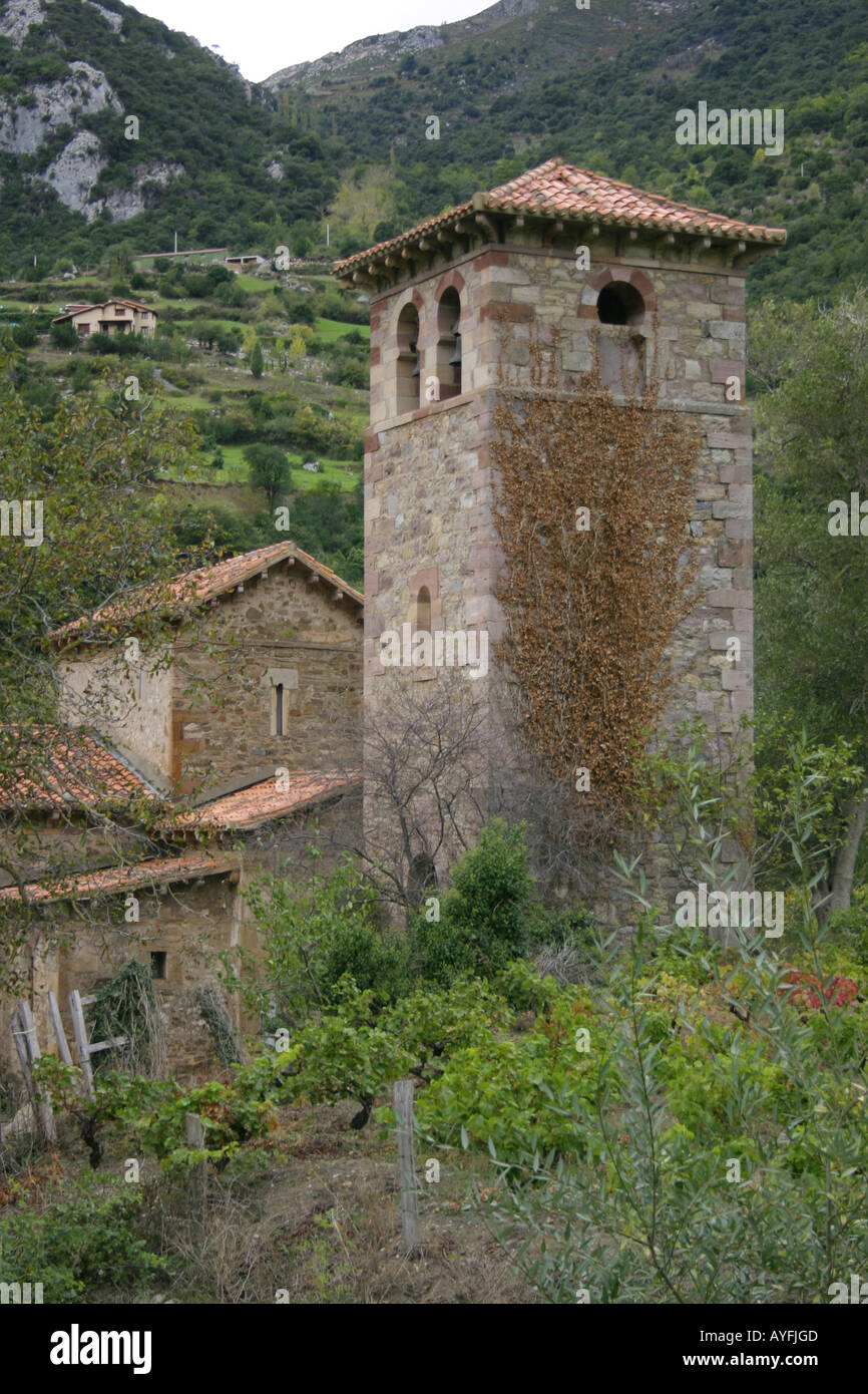 Église de Lebana dans la cordillère Cantabrique, Espagne Banque D'Images