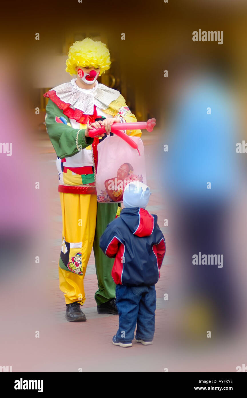 Clown et un enfant Banque D'Images
