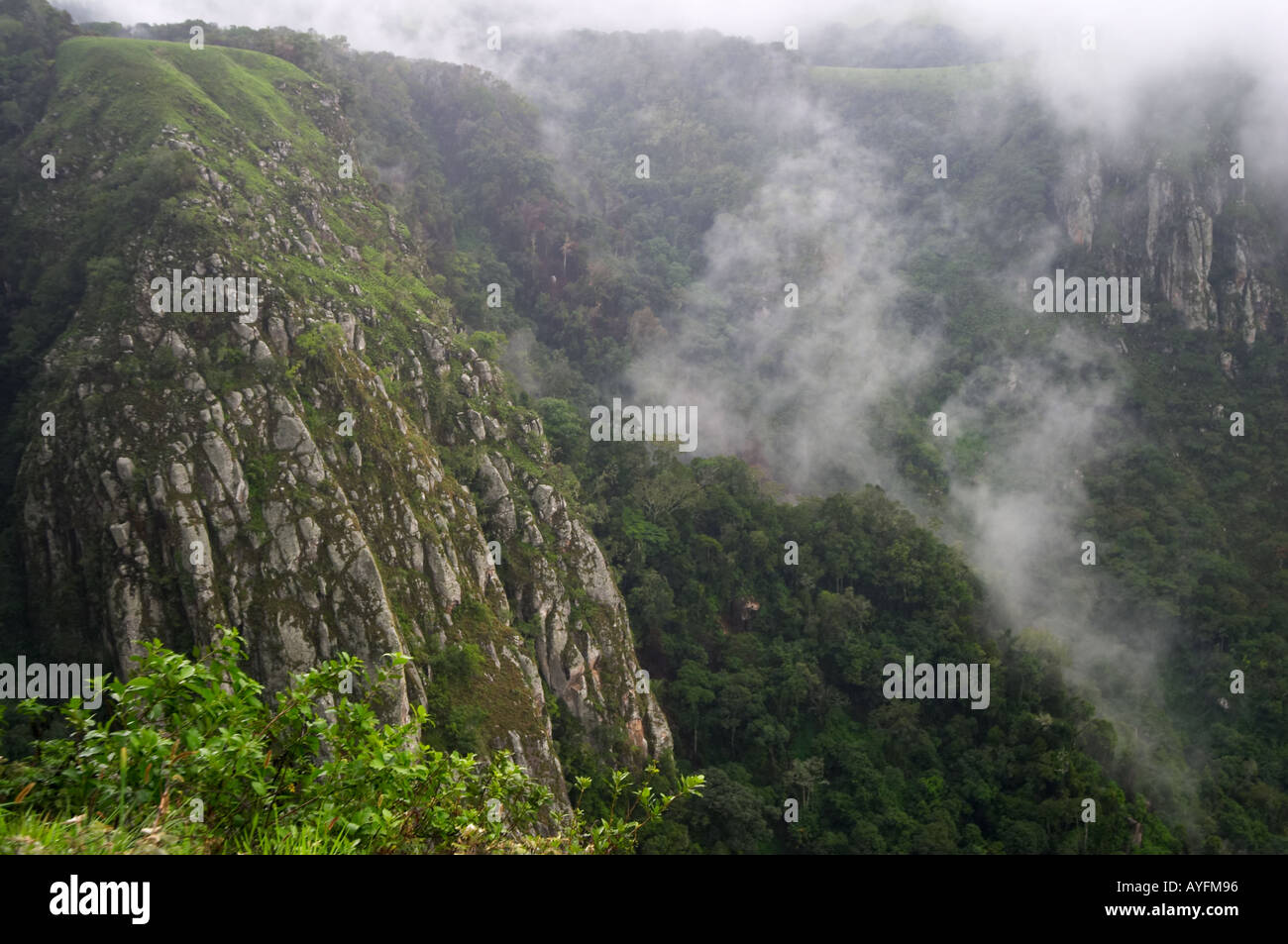 Vue du trou du Chingwe, Zomba Plateau, Malawi Banque D'Images