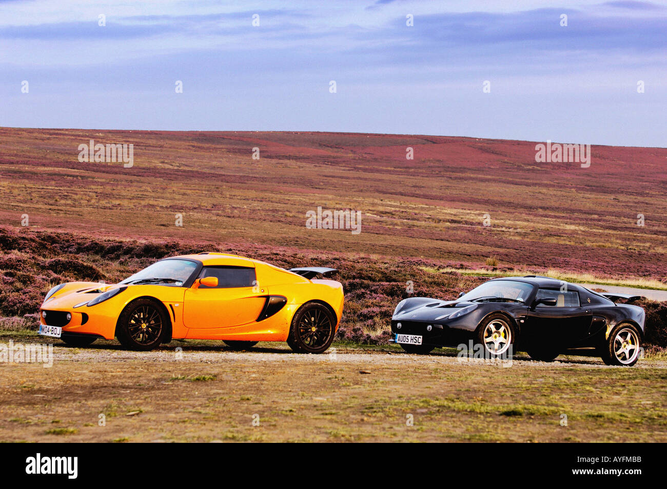 Lotus exige voitures, une noire et une orange sur les North Yorkshire Moors, Royaume-Uni Banque D'Images