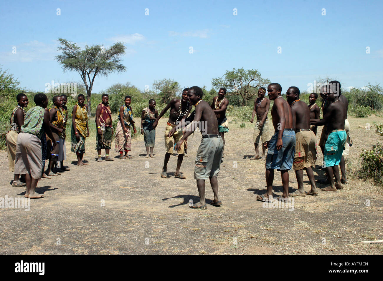Le lac Eyasi Tanzanie Afrique danse tribu Hadza une petite tribu de chasseurs-cueilleurs Hadzabe AKA Avril 2007 Banque D'Images