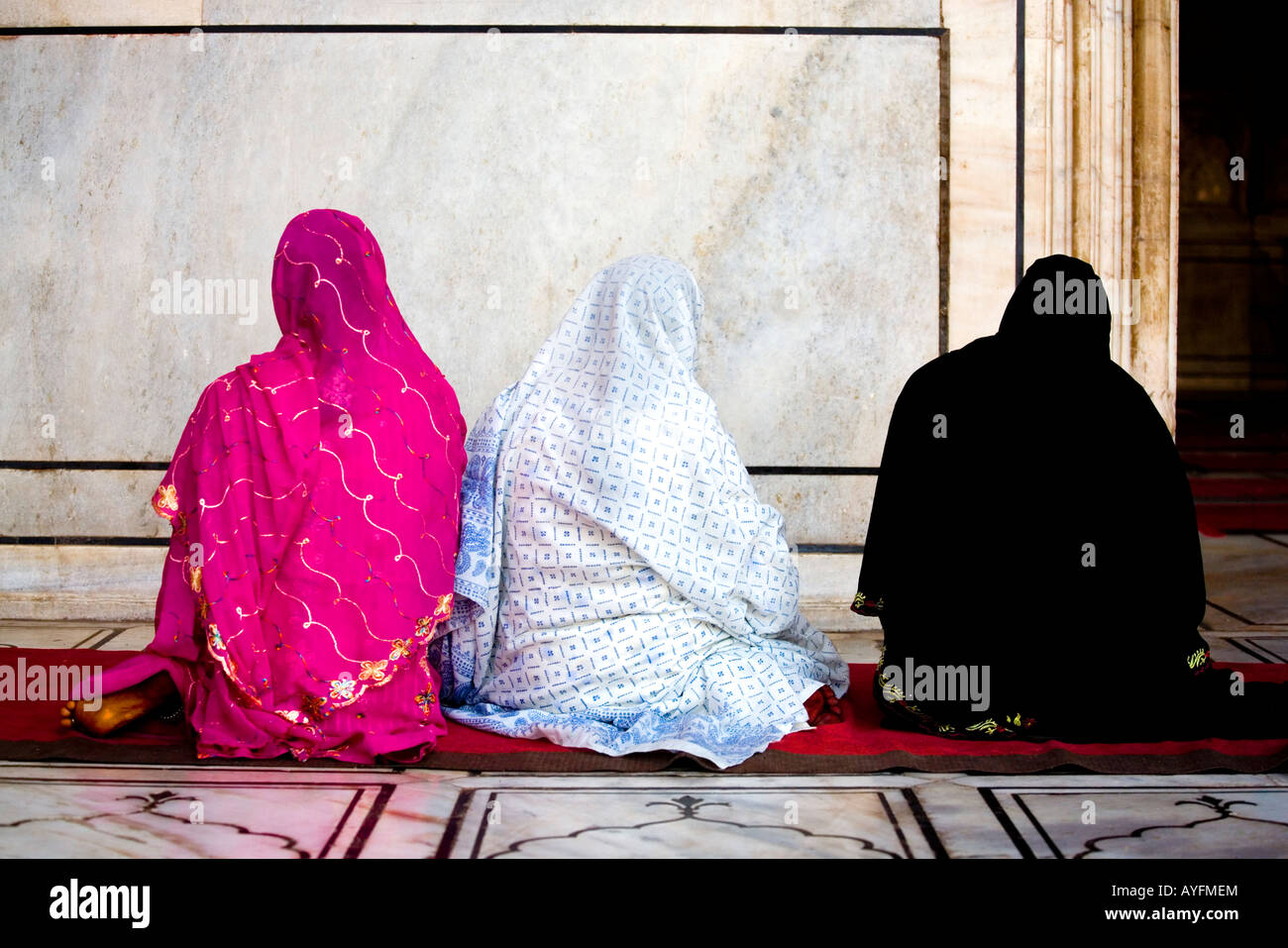 La femme à la prière, la mosquée Jama Masjid, New Delhi, Inde Banque D'Images