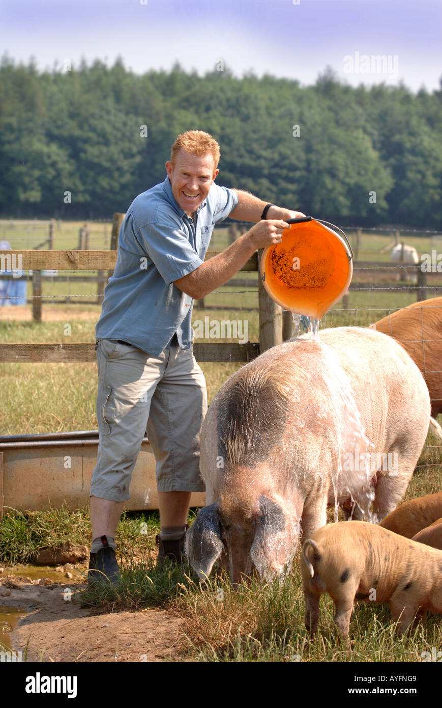 COUNTRYFILE présentatrice TV ET PROPRIÉTAIRE DE LA COTSWOLD FARM PARK ADAM HENSON Banque D'Images