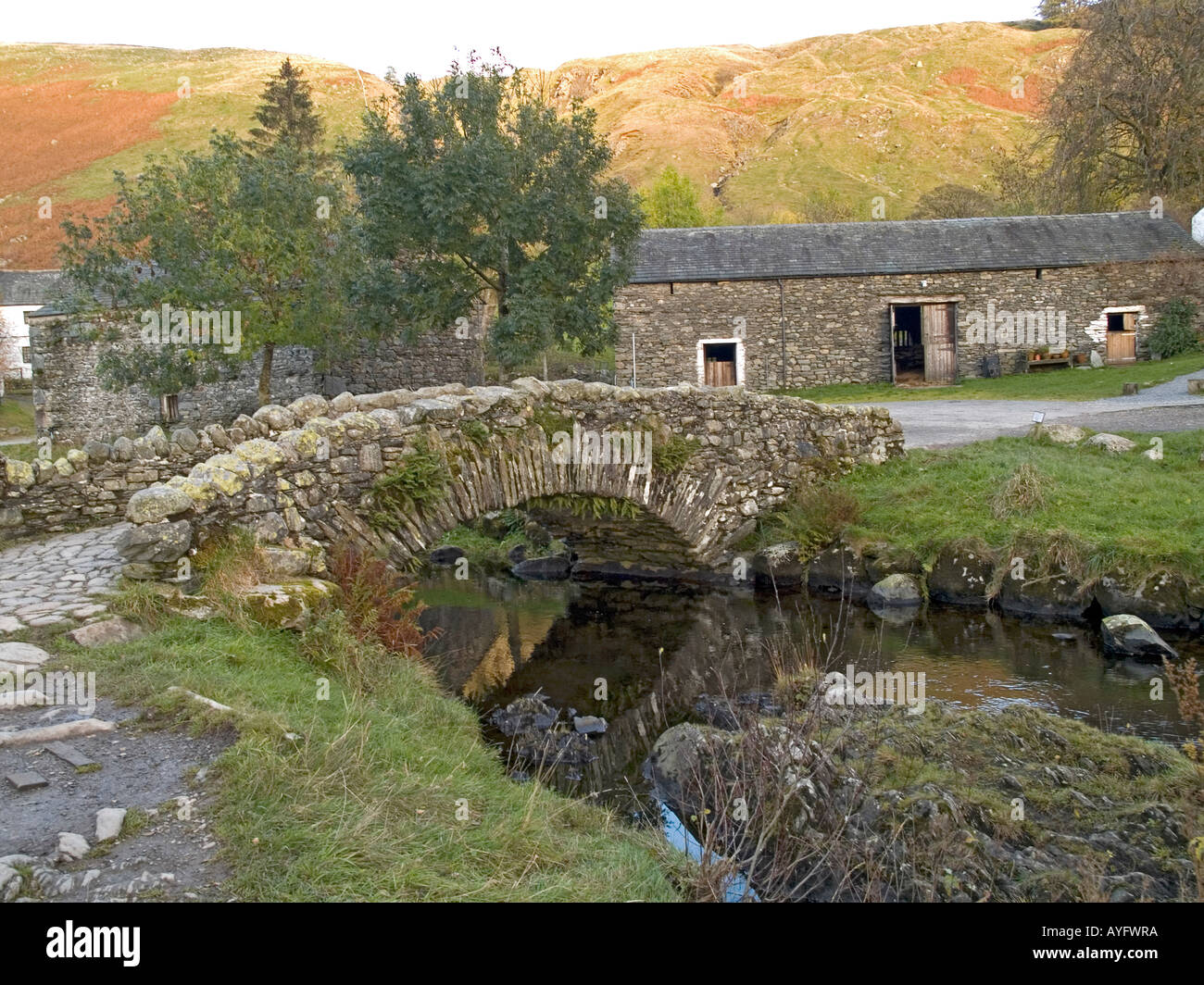 Une arche en pierre traditionnelle pack horse bridge at Watendlath Cumbria UK Banque D'Images