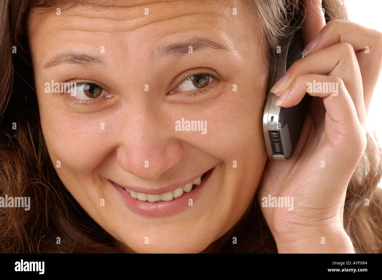 Smiling Woman talking on cell phone Banque D'Images