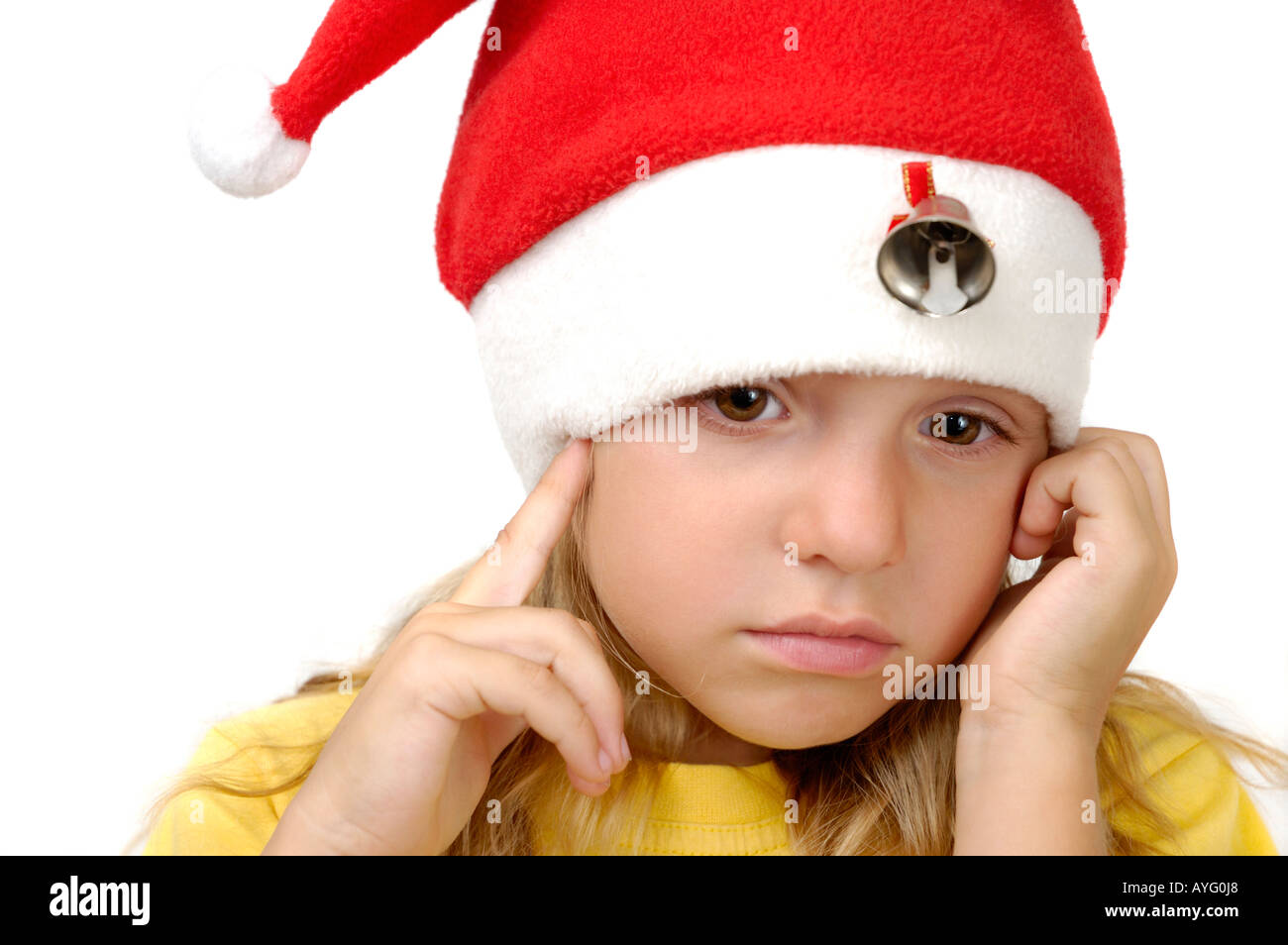 Peu triste girl in a red christmas hat Banque D'Images