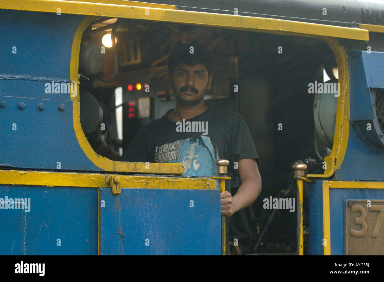 Le pilote du moteur dans la locomotive à vapeur 'Queen' de Nilgiri Mountain Railway Nilgiri Coonoor en station. L'Inde, Tamil Nadu. Banque D'Images