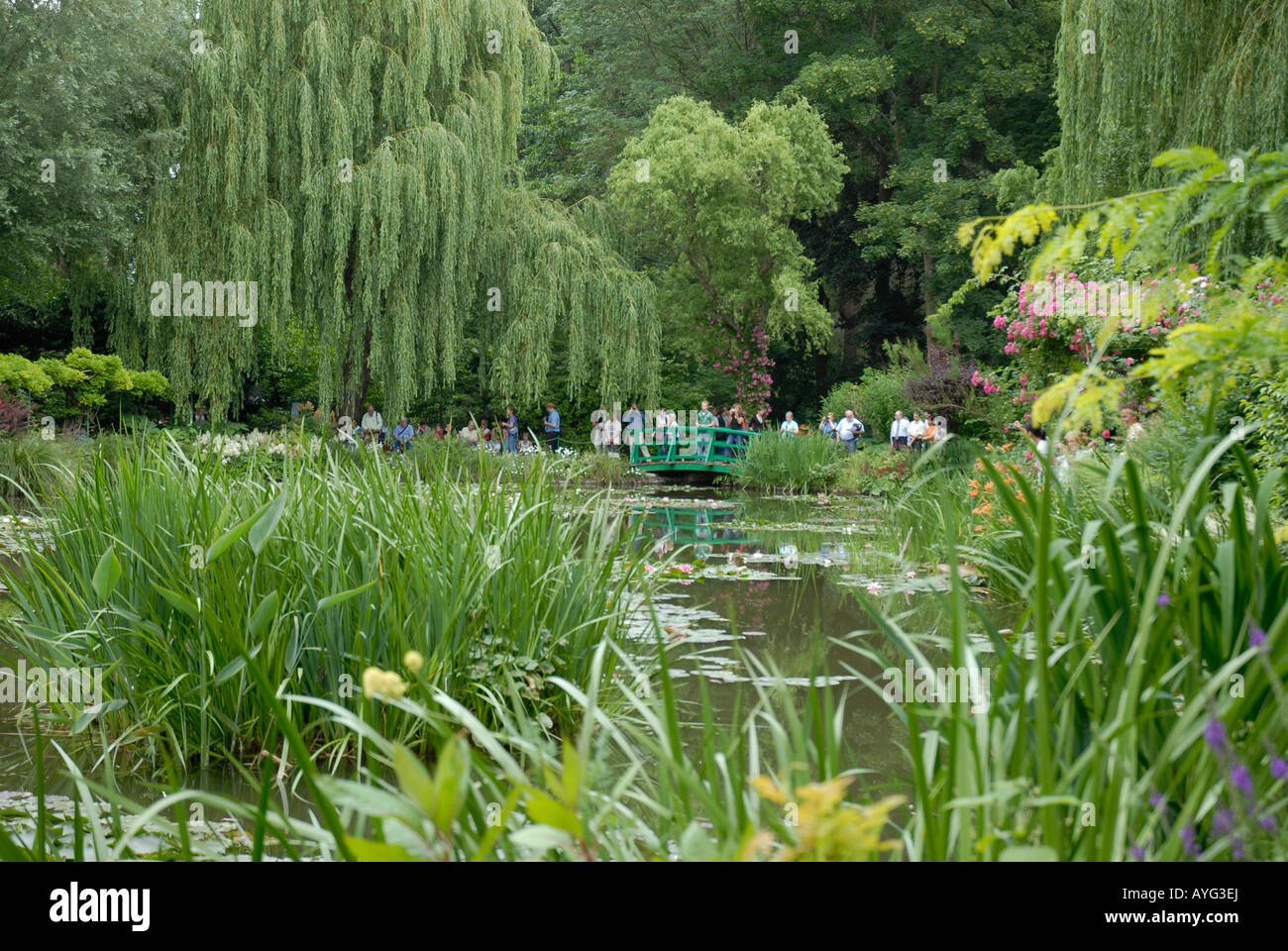 Le pont Japaness dans l'eau jardin de Claude Monet peintre impressionniste français célèbre 18401926 Giverny Normandie France Banque D'Images