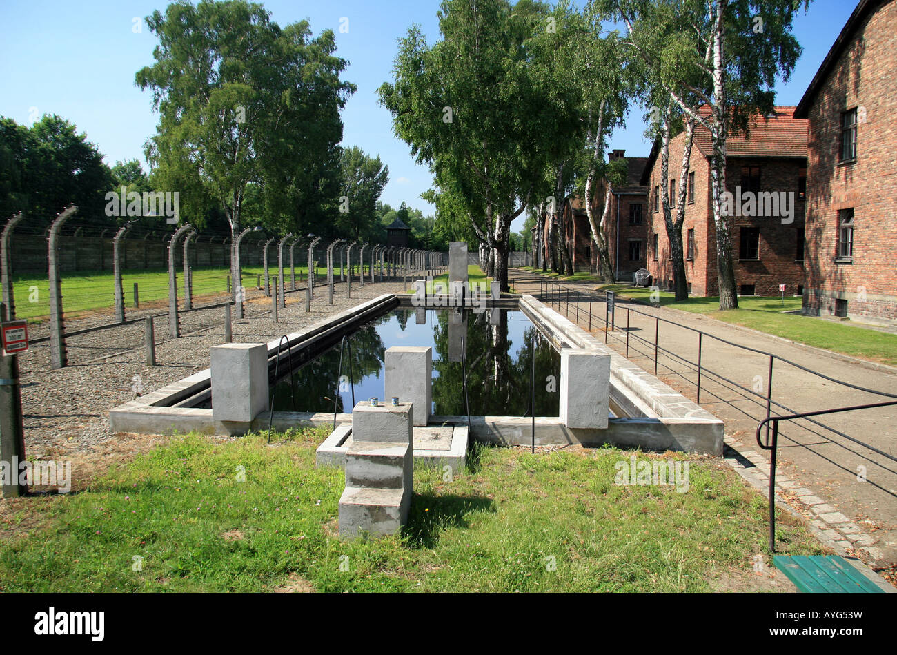 La "piscine" et l'incendie réservoir à l'ancien camp de concentration Nazi à Auschwitz, Oswiecim, Pologne. Banque D'Images