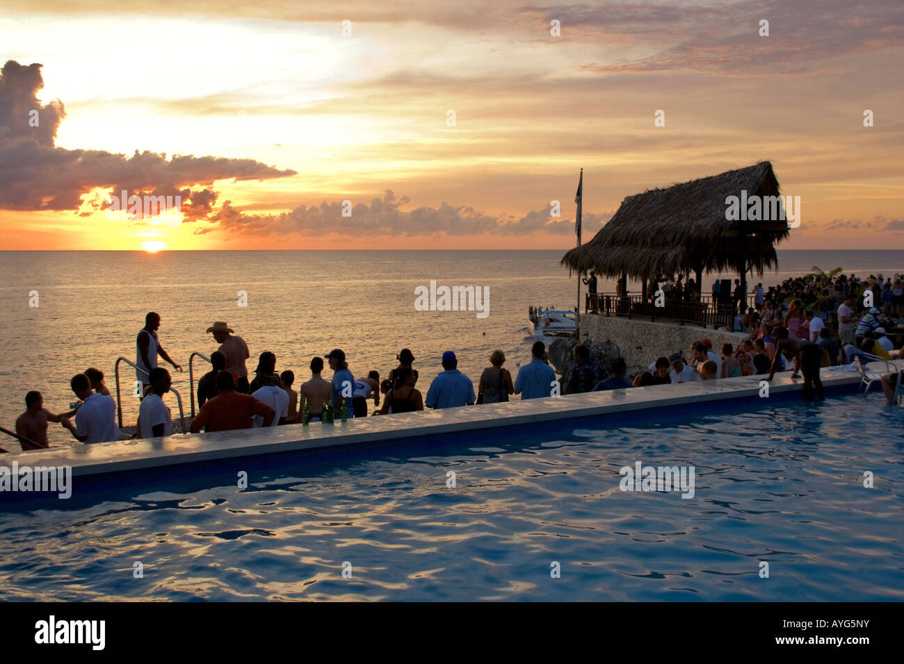 La Jamaïque Negril Rick s Cafe bar en plein air au coucher du soleil Vue Banque D'Images