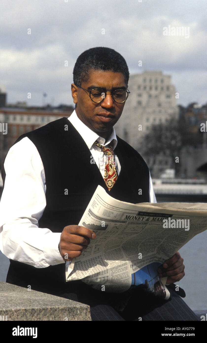 Business Man reading newspaper in London Banque D'Images