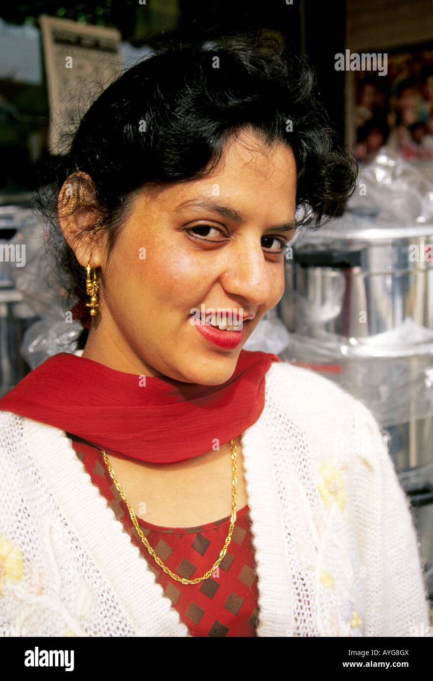 Une femme indienne boutiques dans un marché indien dans un quartier de Vancouver British Columbia Banque D'Images
