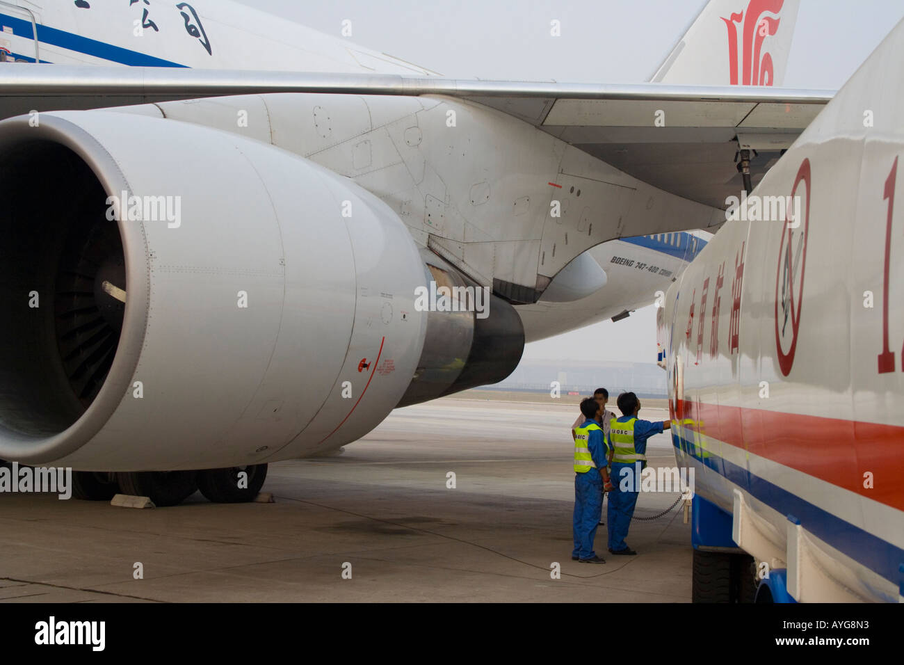 Le personnel au sol d'un avion de ravitaillement aérien de la Chine d'un camion de carburant de l'aéroport International Capital Beijing Chine Chine PEK BJS Banque D'Images