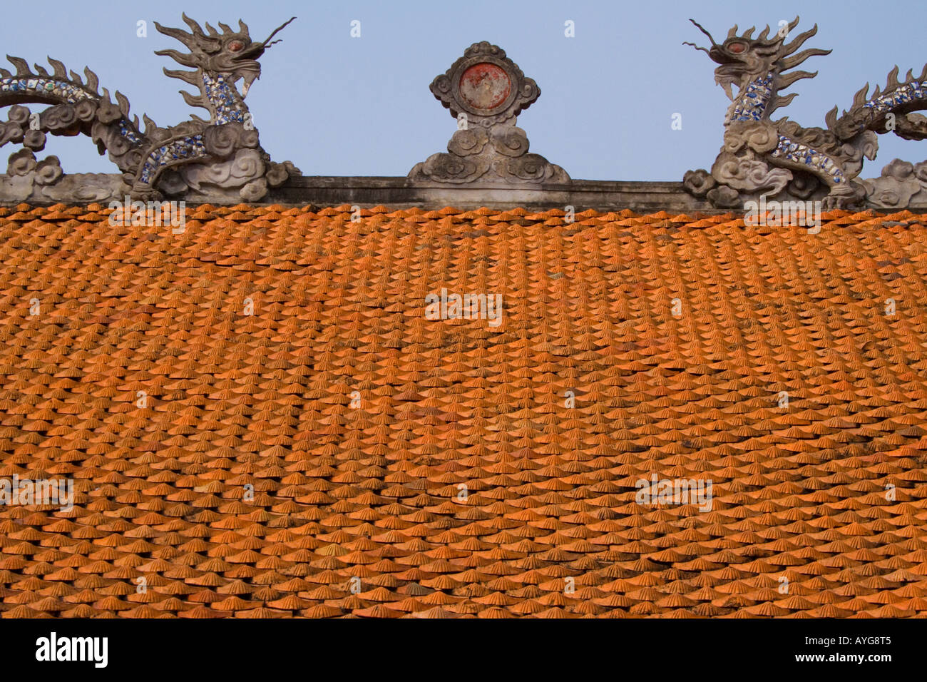 Dragon sur le toit orné Temple de la littérature Hanoi Vietnam Banque D'Images