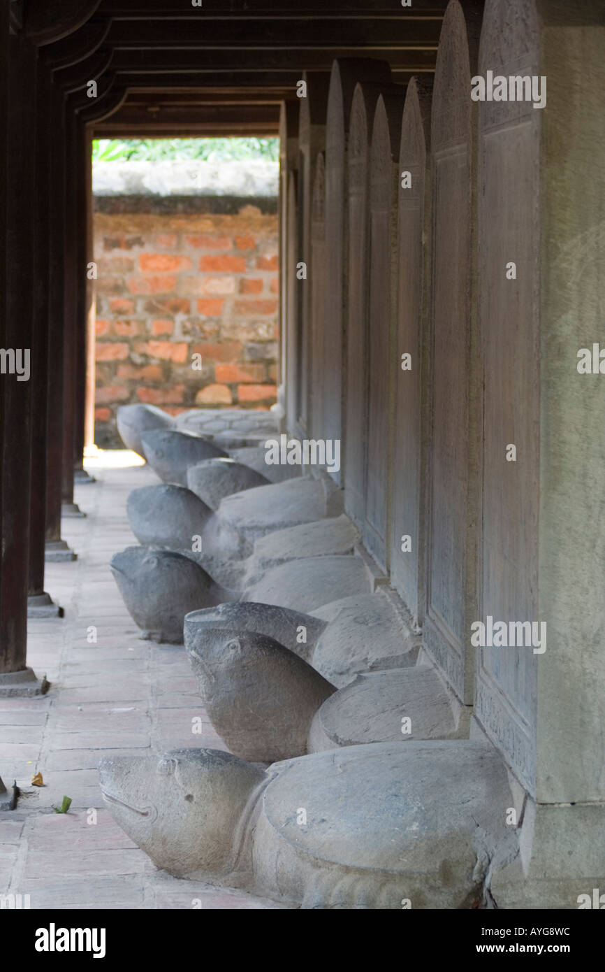 Stèle en pierre ancienne et Toroise Comprimés ou Temple de la littérature Hanoi Vietnam Banque D'Images