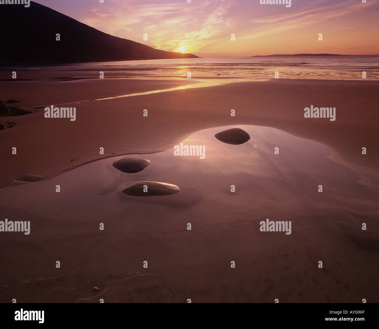 IE - Comté de Mayo : Coucher de soleil à Doogort Strand sur Achill Island (Côte Atlantique) Banque D'Images