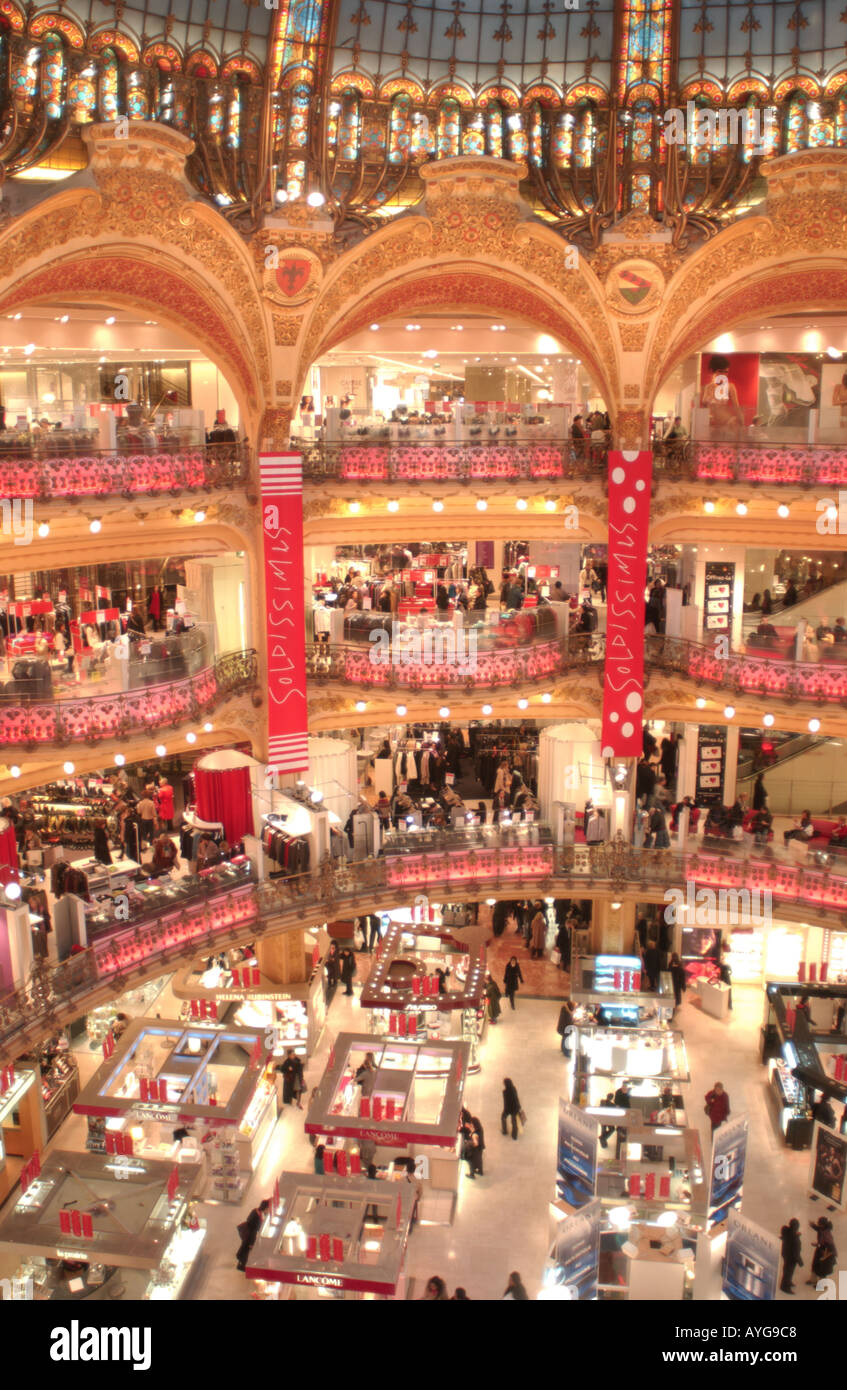 Les ventes de janvier en 2005, les Galeries Lafayette centre commercial. Paris, France. Banque D'Images
