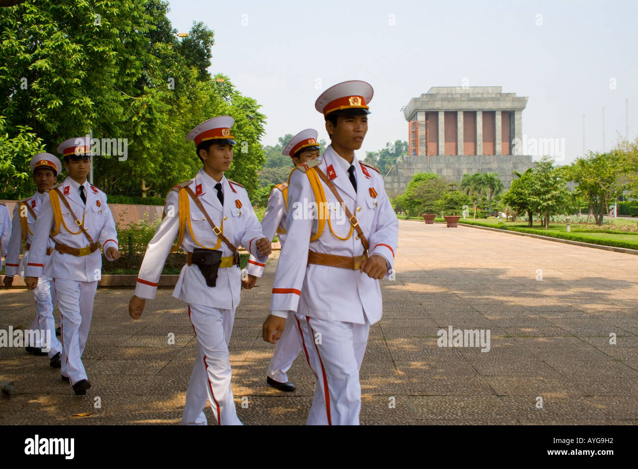 Les gardes d'élite et à assurer la sécurité autour de la chapelle du tombeau de Ho Chi Minh Vietnam Hanoi Banque D'Images