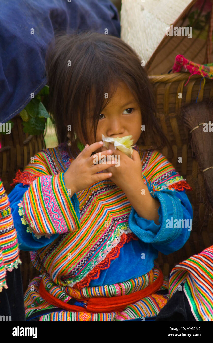 Young Girl Eating Fruit Flower Hmong Bac Ha marché près de Sapa Vietnam Banque D'Images