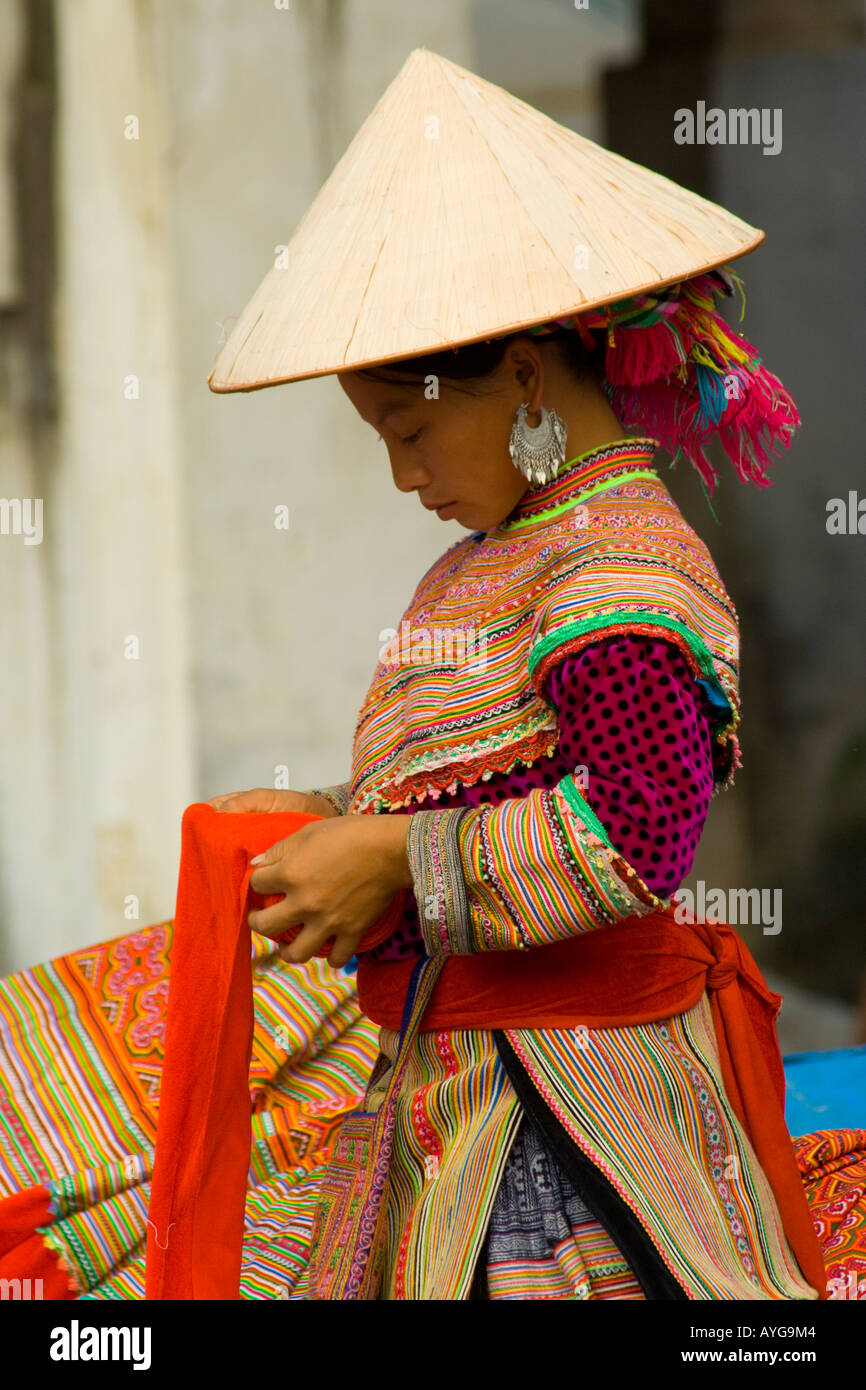 Flower Hmong Women Making Colouful vêtements et de tissus Bac Ha marché près de Sapa Vietnam Banque D'Images