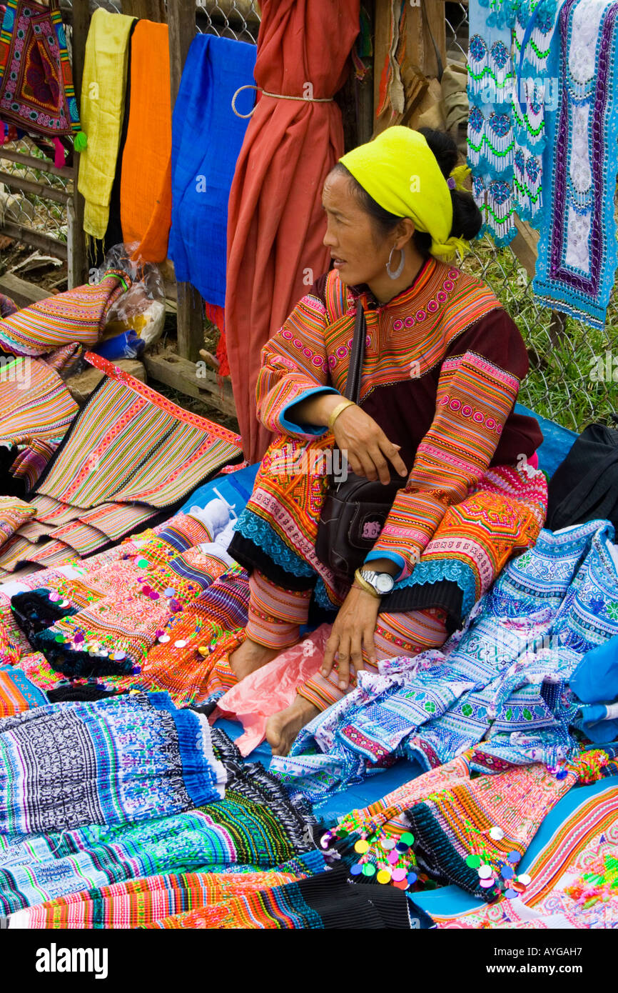Les femmes Hmong fleurs Vente et achat de vêtements et de tissus Colouful Bac Ha marché près de Sapa Vietnam Banque D'Images