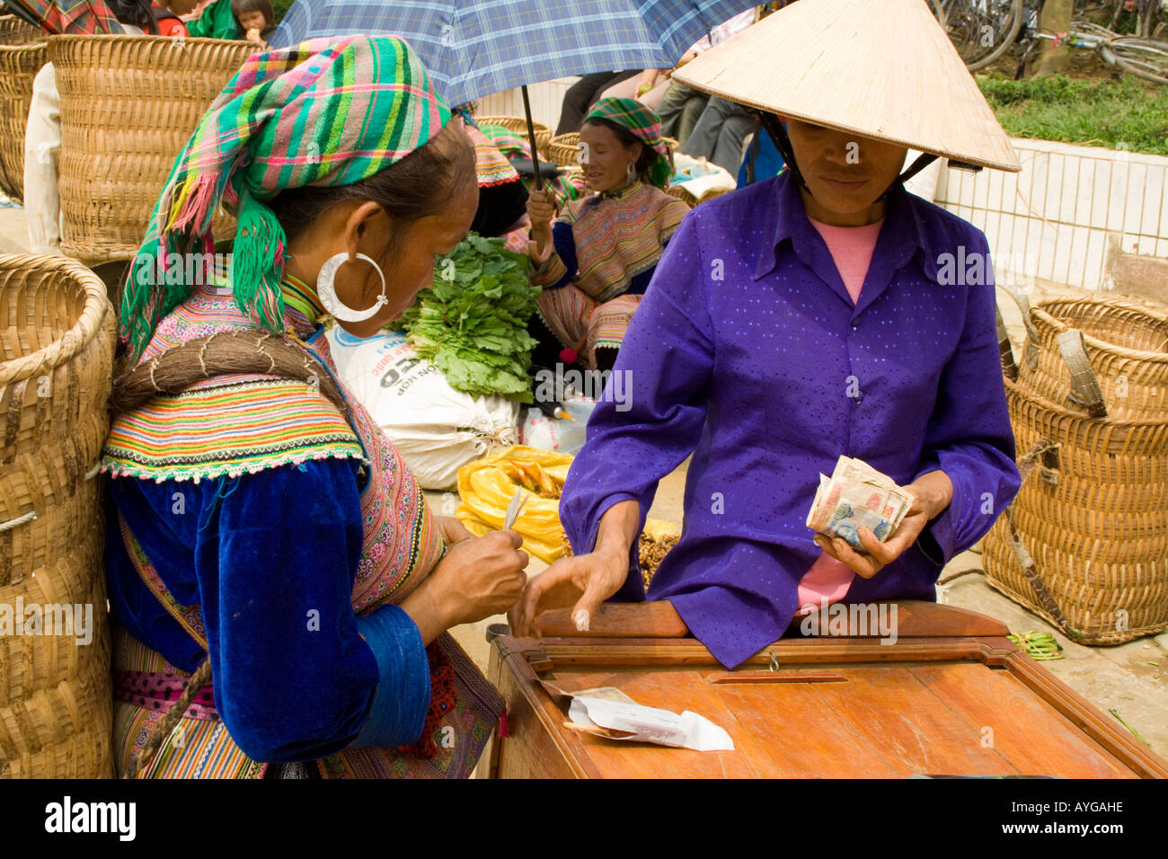 Les femmes Hmong fleur Effectuez une opération Bac Ha marché près de Sapa Vietnam Banque D'Images