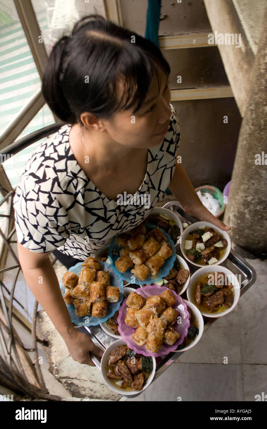 Femme accouchant Vietnam Vietnam Hanoi sur un plateau Banque D'Images