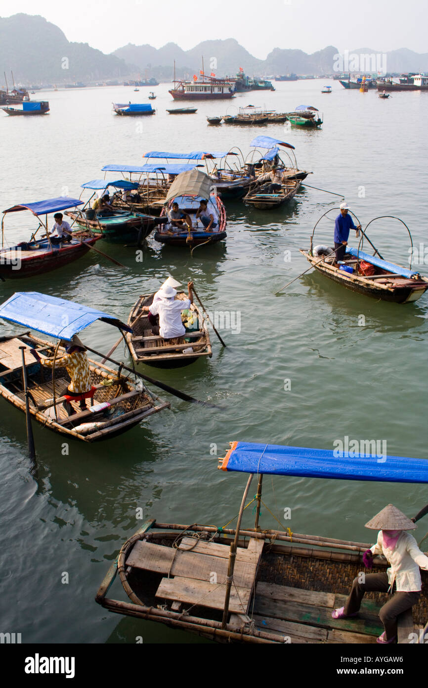 Les femmes attendent à Taxi locaux dans leurs foyers sur l'île de Cat Ba de l'eau Baie de Halong Vietnam Banque D'Images