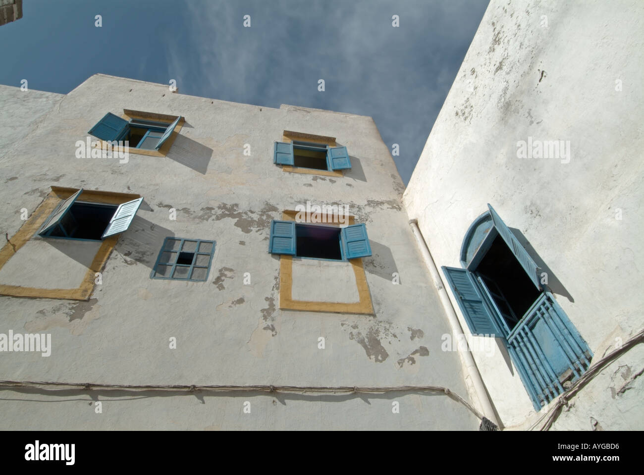 Bâtiment blanc aux volets bleus à essaouira maroc Banque D'Images