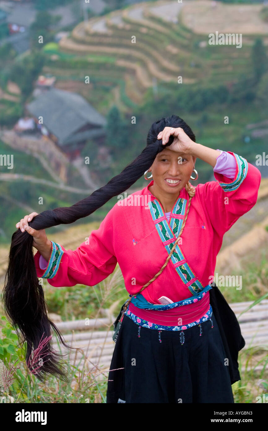 Les femmes des minorités Yao aux cheveux longs dans les champs de riz Terrasse Ping An Chine Longsheng Banque D'Images