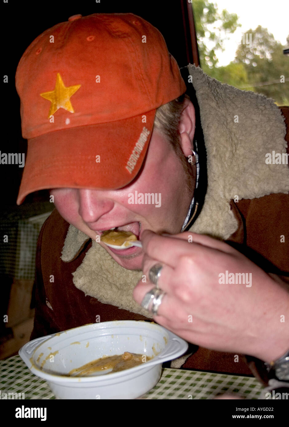 L'homme de manger de la soupe à l'emplacement d'une maquette mess militaire où la soupe et le pain est servi. Warszawa Pologne Banque D'Images